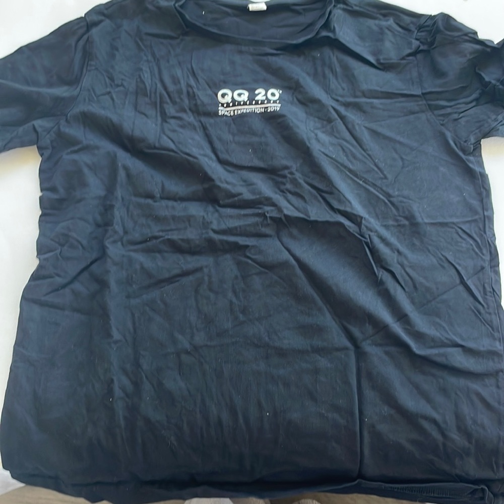 Black short sleeve tee